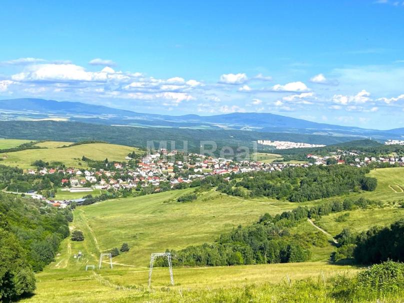 KAVEČANY - rovinatý pozemok so Stavebným povolením