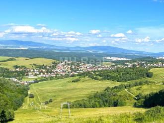 KAVEČANY - rovinatý pozemok so Stavebným povolením
