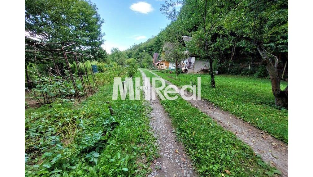 KYSAK rovinatý pozemok s chatkou v v blízkosti obce