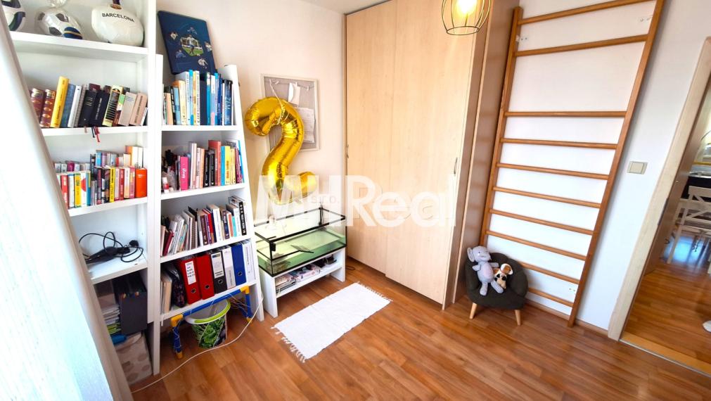 Predaný - ROSNÁ - Juh Kompletne zrek. 4 izbový byt v blízkosti Centra mesta