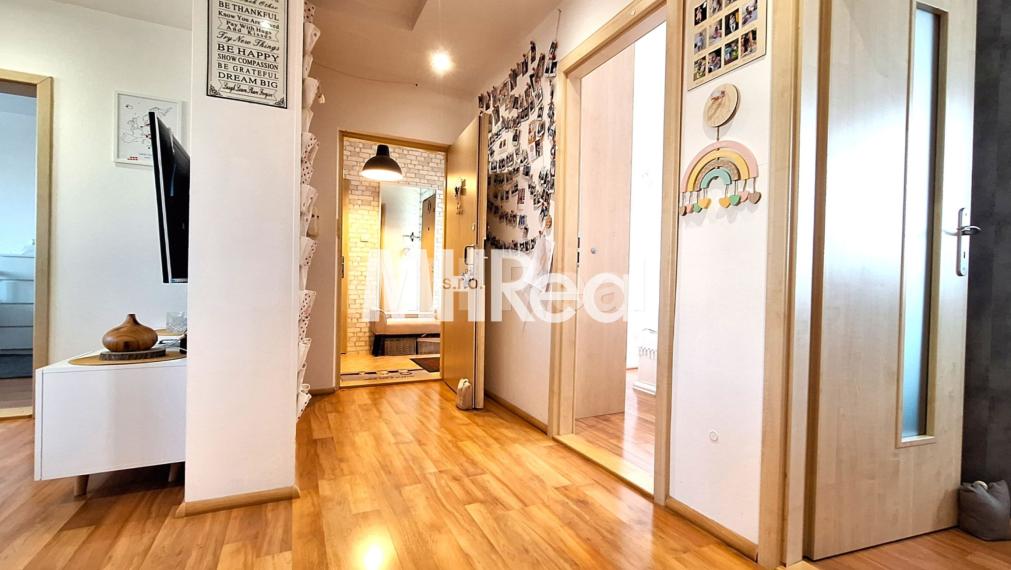 Predaný - ROSNÁ - Juh Kompletne zrek. 4 izbový byt v blízkosti Centra mesta