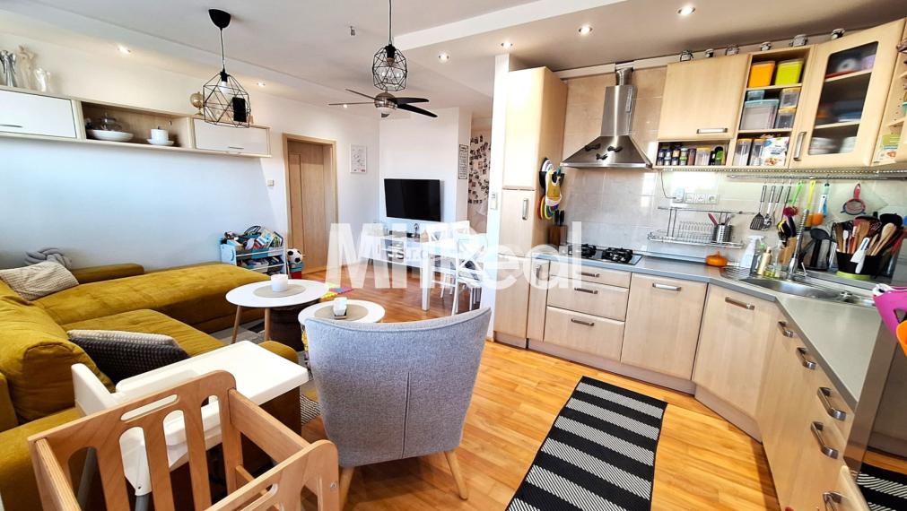 Predaný - ROSNÁ - Juh Kompletne zrek. 4 izbový byt v blízkosti Centra mesta