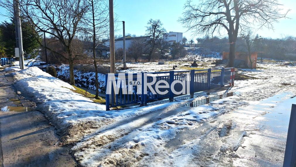 CHRASTNÉ - 3 rovinaté pozemky Pekná lokalita