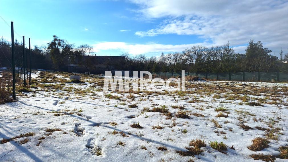 CHRASTNÉ - 3 rovinaté pozemky Pekná lokalita