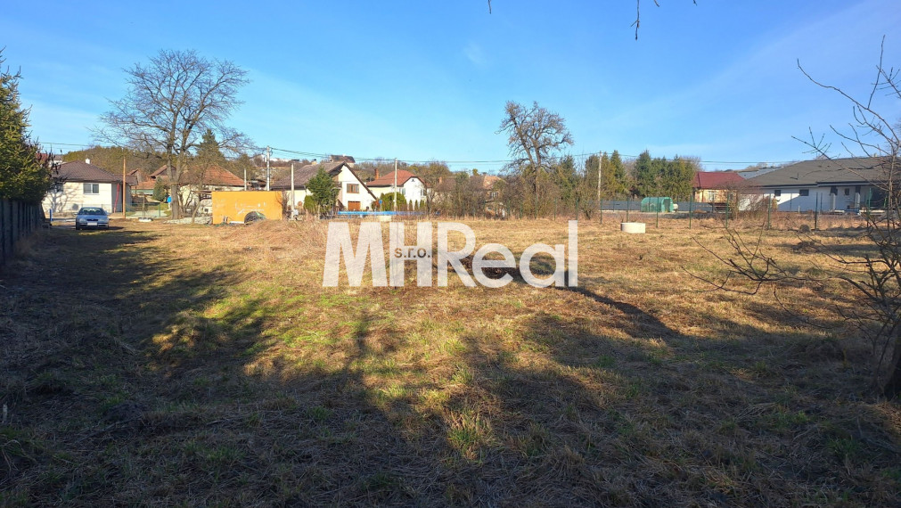 CHRASTNÉ - 3 rovinaté pozemky Pekná lokalita