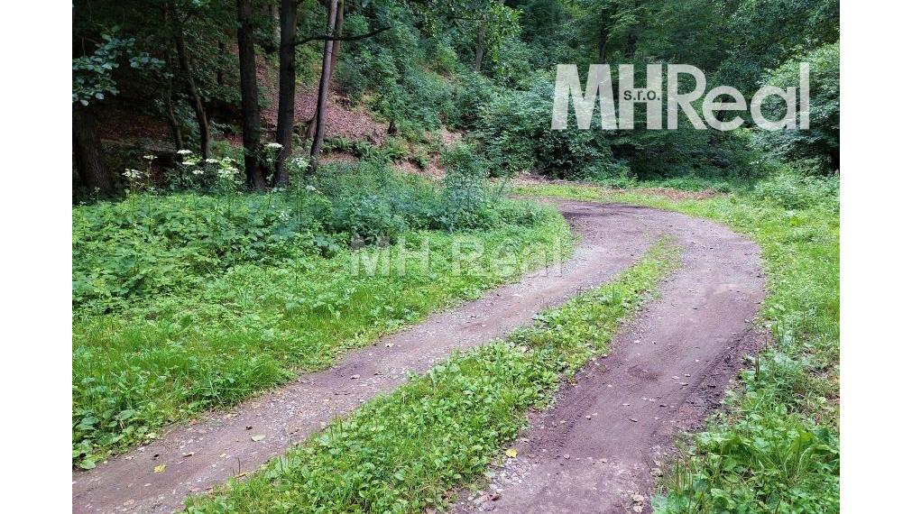 KYSAK rovinatý pozemok s chatkou v v blízkosti obce