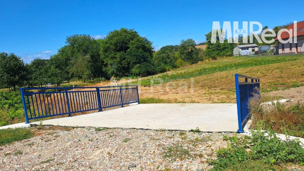 CHRASTNÉ - pozemok so stavebným povolením Tichá lokalita