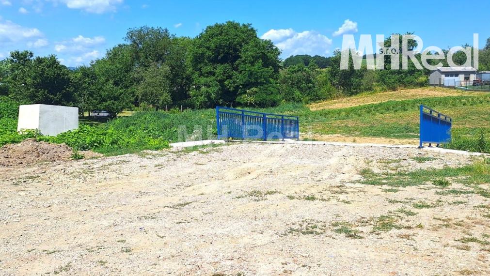 CHRASTNÉ - pozemok so stavebným povolením Tichá lokalita