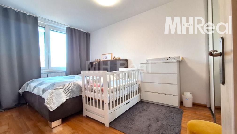 Rezervovaný - ROSNÁ - Juh Kompletne zrek. 4 izbový byt v blízkosti Centra mesta