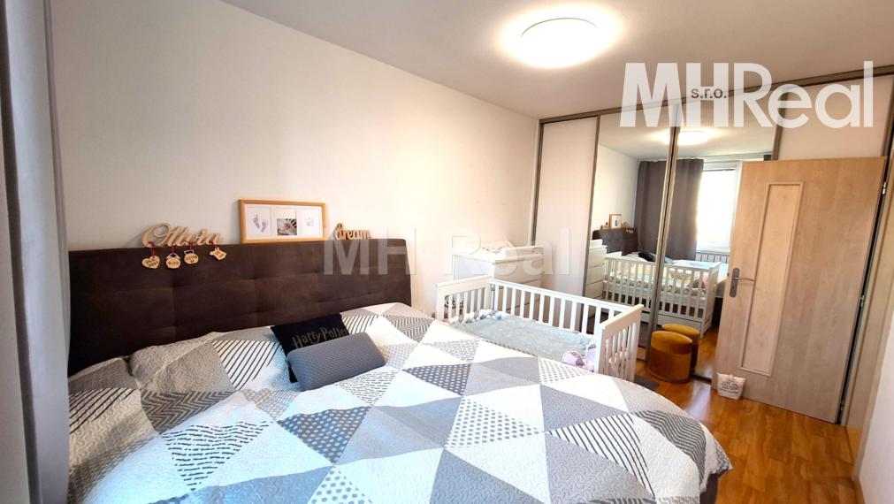 Rezervovaný - ROSNÁ - Juh Kompletne zrek. 4 izbový byt v blízkosti Centra mesta