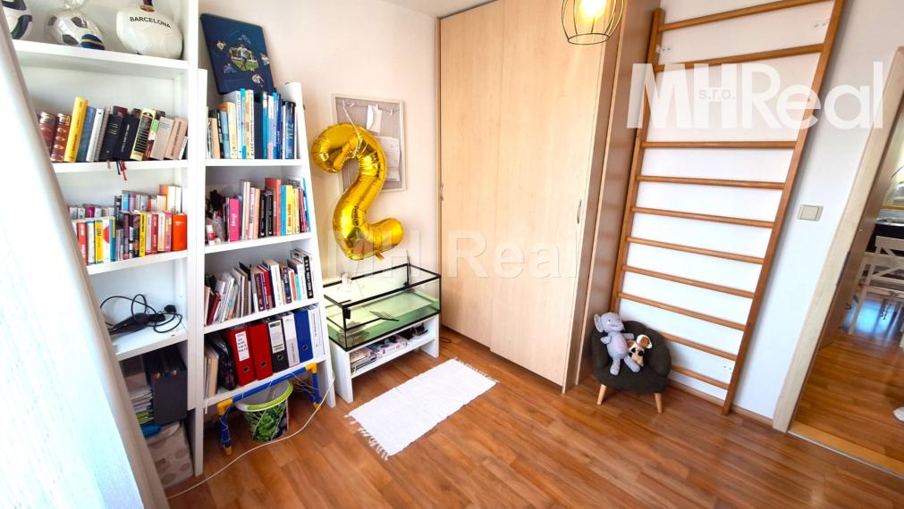 Rezervovaný - ROSNÁ - Juh Kompletne zrek. 4 izbový byt v blízkosti Centra mesta