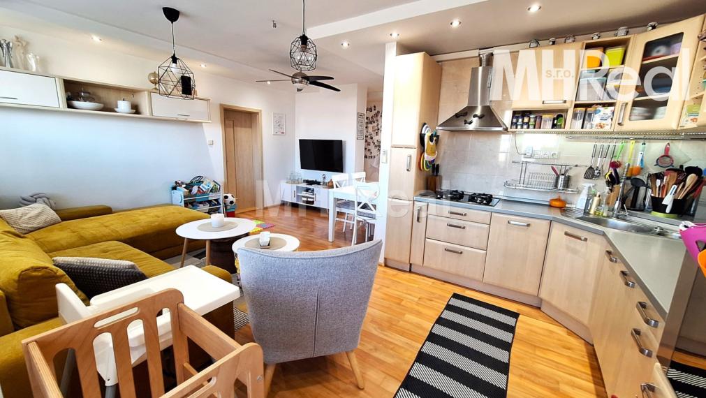 Rezervovaný - ROSNÁ - Juh Kompletne zrek. 4 izbový byt v blízkosti Centra mesta