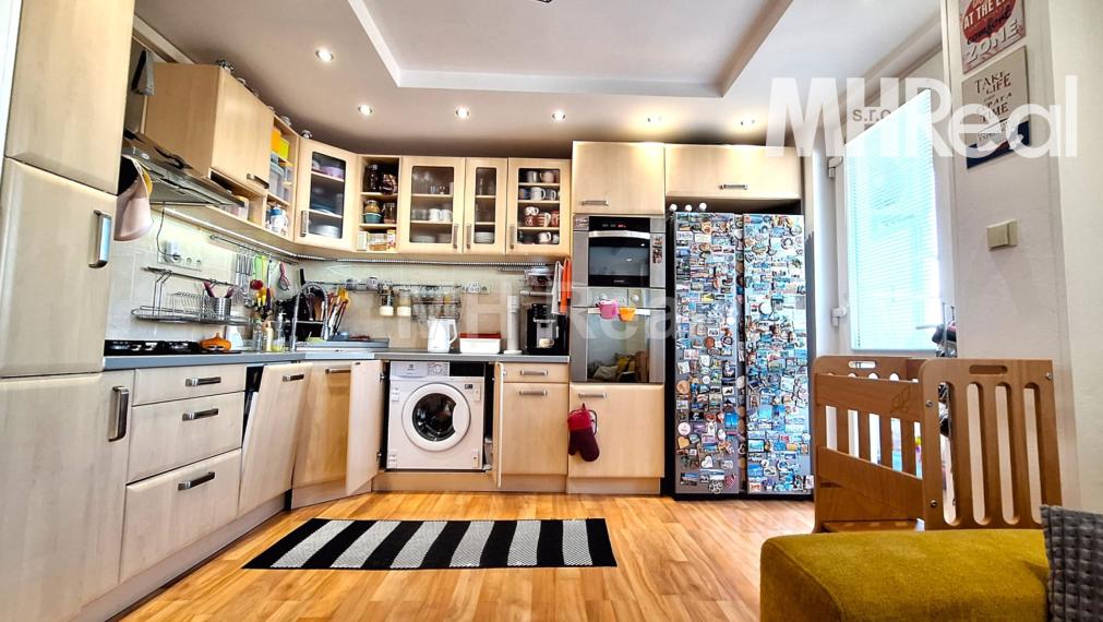 Rezervovaný - ROSNÁ - Juh Kompletne zrek. 4 izbový byt v blízkosti Centra mesta