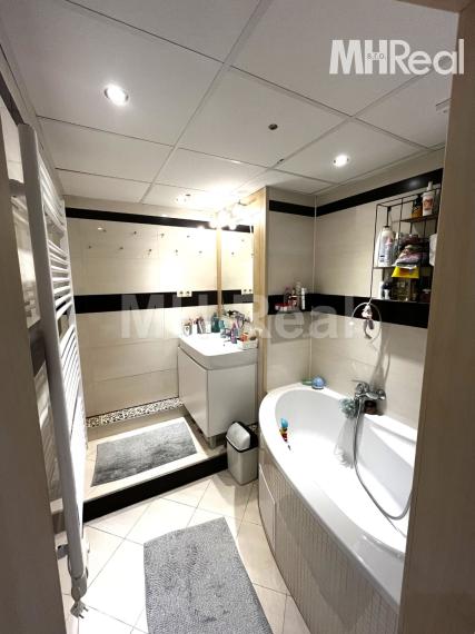 Rezervovaný - ROSNÁ - Juh Kompletne zrek. 4 izbový byt v blízkosti Centra mesta