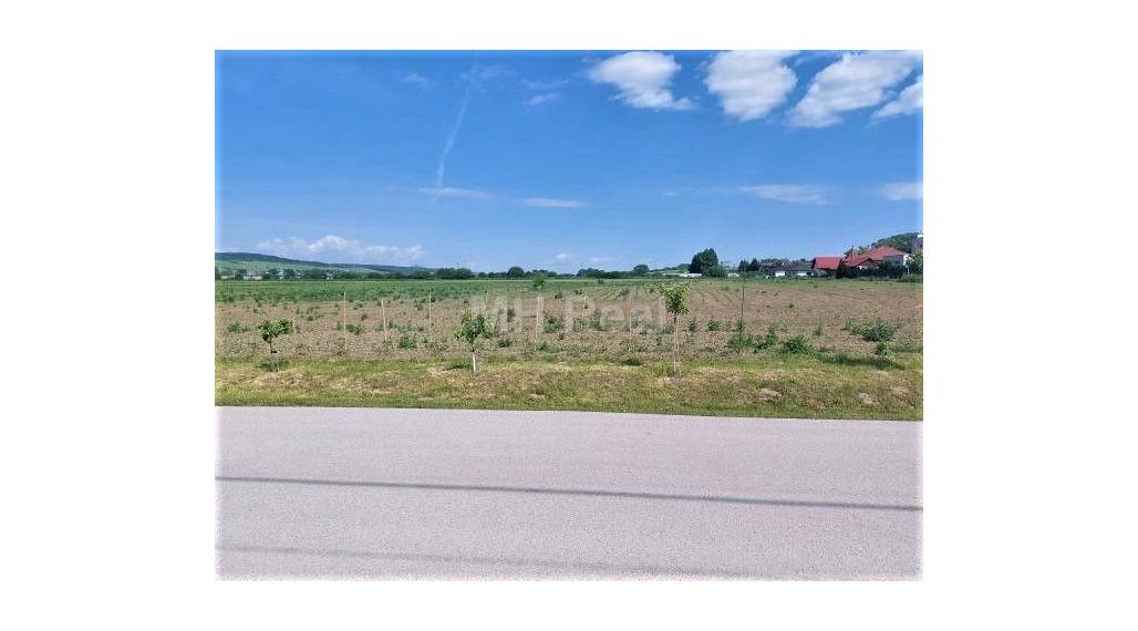 ROZHANOVCE investičný pozemok v blízkosti zástavby domov