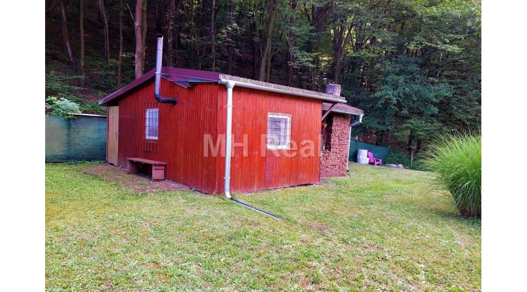 KYSAK rovinatý pozemok s chatkou v v blízkosti obce