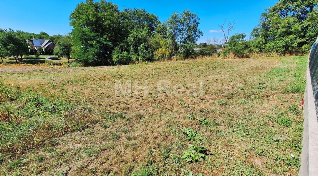 CHRASTNÉ - pozemok so stavebným povolením Tichá lokalita