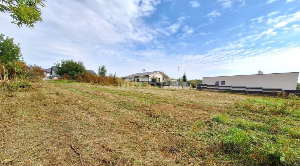 VAJKOVCE - pekný stavebný pozemok o výmere 898 m2