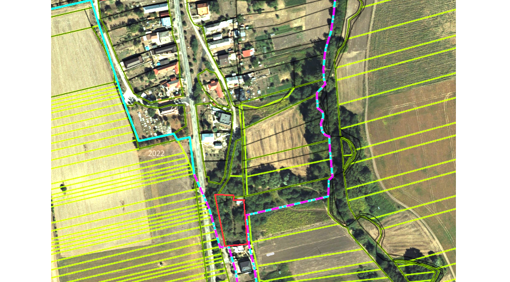 BOČIAR - pekný pozemok na výstavbu RD s murovanou chatou Tichá lokalita