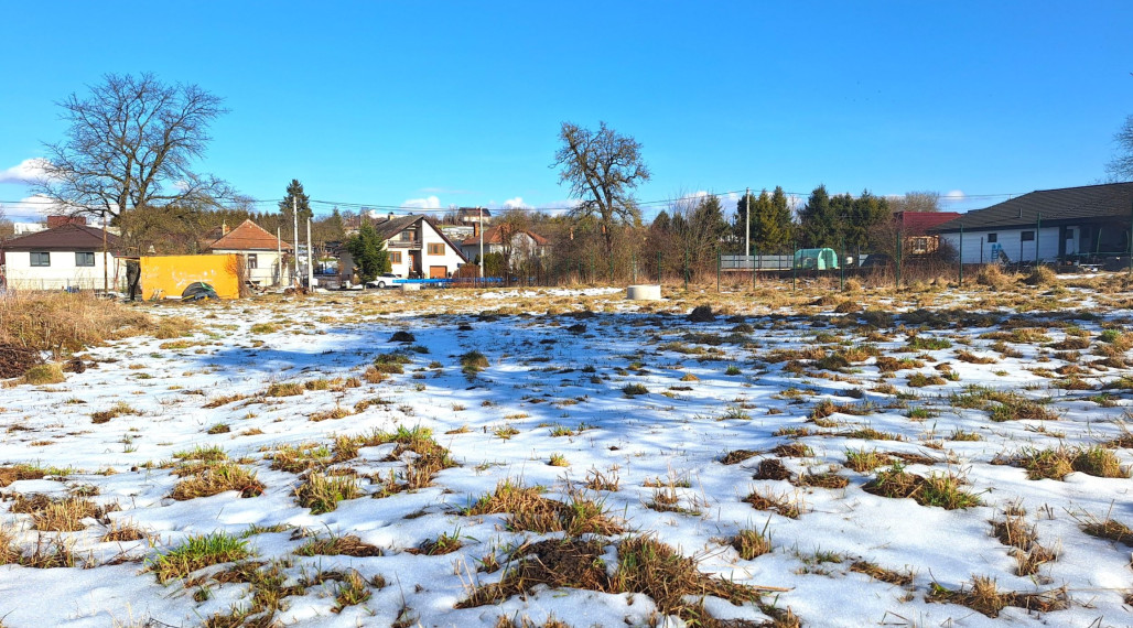 CHRASTNÉ - 3 rovinaté pozemky Pekná lokalita