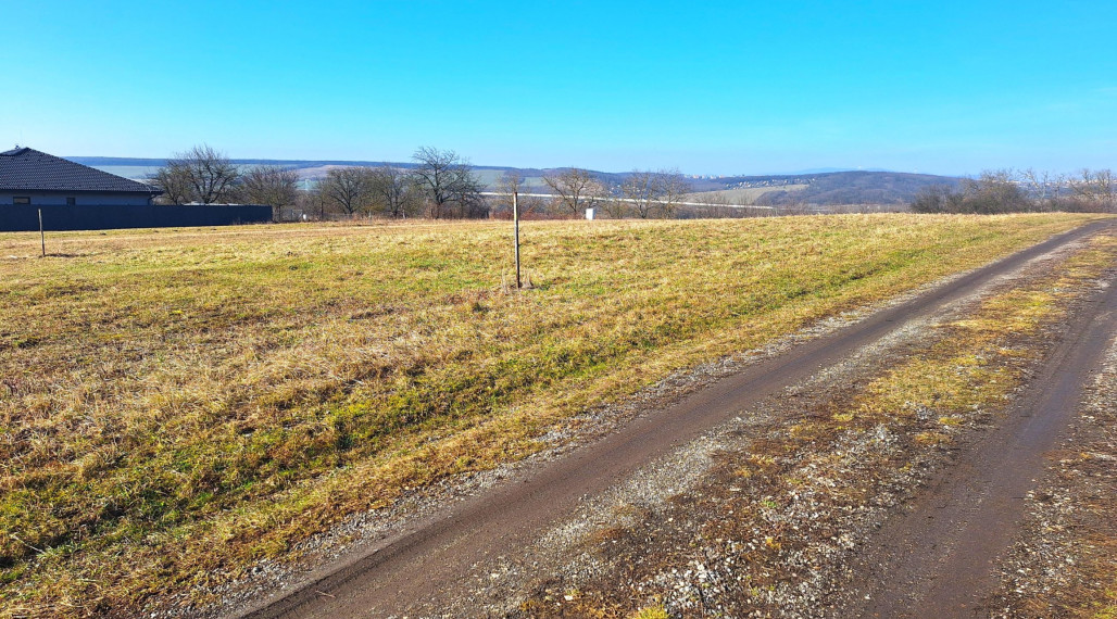 BYSTER - Sady nad Torysou stavebný pozemok v novej časti obce 914 m2