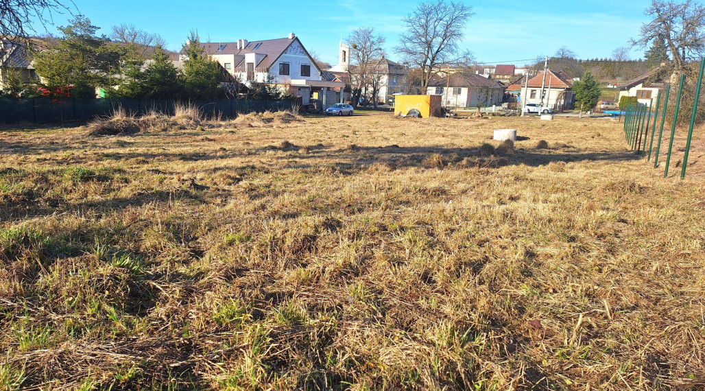 CHRASTNÉ - 3 rovinaté pozemky Pekná lokalita