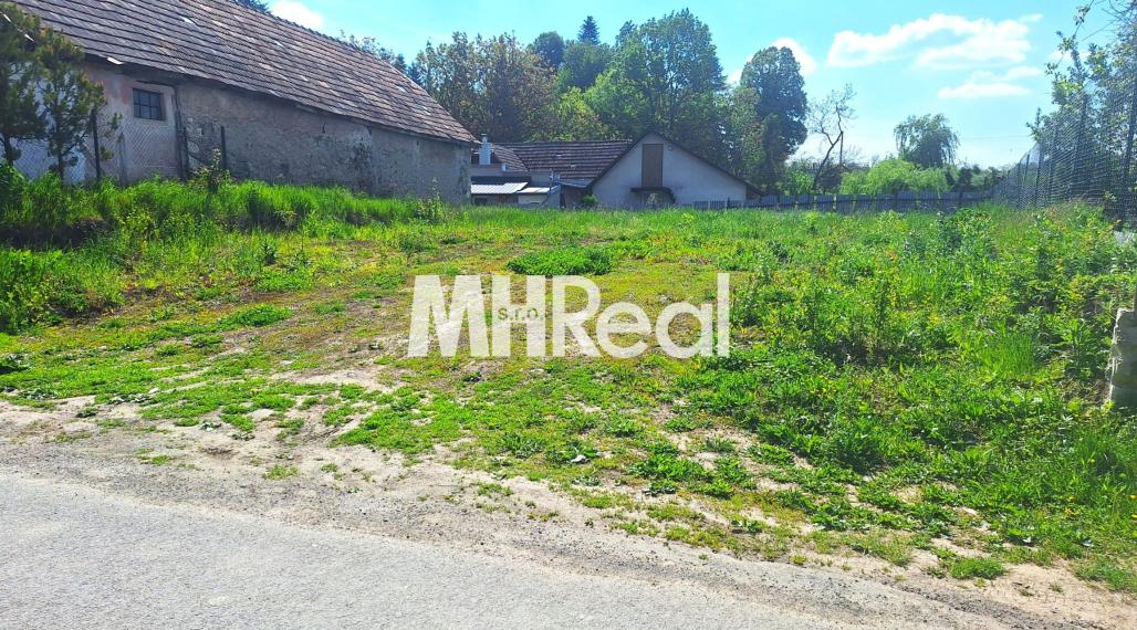 BAČKOVÍK - rovinatý pozemok so stavebným povolením