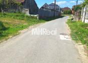BAČKOVÍK - pekný, rovinatý pozemok so Stavebným povolením - fotografia 4