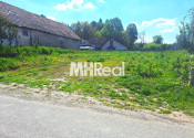 BAČKOVÍK - pekný, rovinatý pozemok so Stavebným povolením - fotografia 1