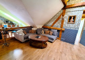 ul. KOMENSKÉHO - tehlový podkrovný byt 106 m²  v blízkosti Centa mesta - fotografia 1