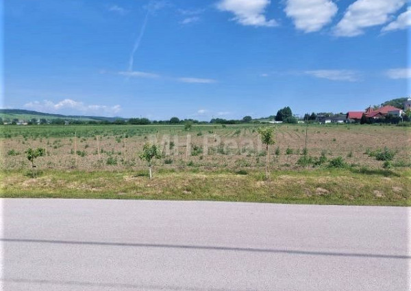 ROZHANOVCE investičný pozemok v blízkosti zástavby domov