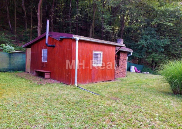 KYSAK rovinatý pozemok s chatkou v v blízkosti obce