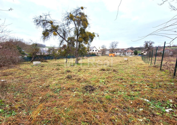 CHRASTNÉ - 3 rovinaté pozemky Pekná lokalita