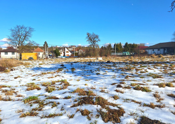 CHRASTNÉ - 3 rovinaté pozemky Pekná lokalita
