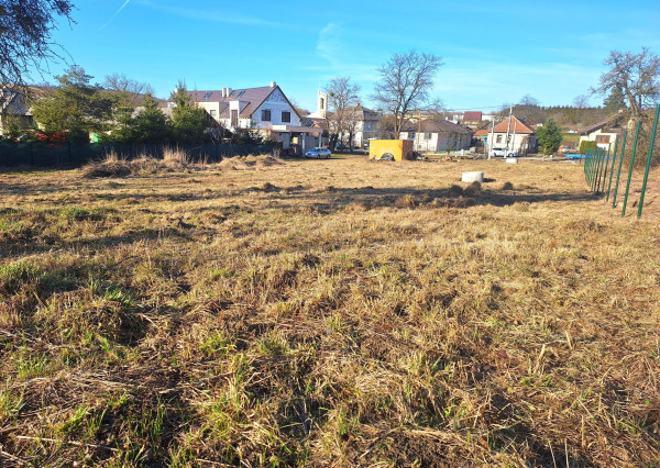 CHRASTNÉ - 3 rovinaté pozemky Pekná lokalita