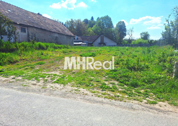 BAČKOVÍK - rovinatý pozemok so stavebným povolením