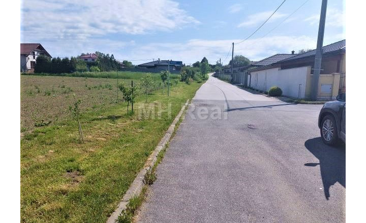 ROZHANOVCE investičný pozemok v blízkosti zástavby domov - fotografia 1