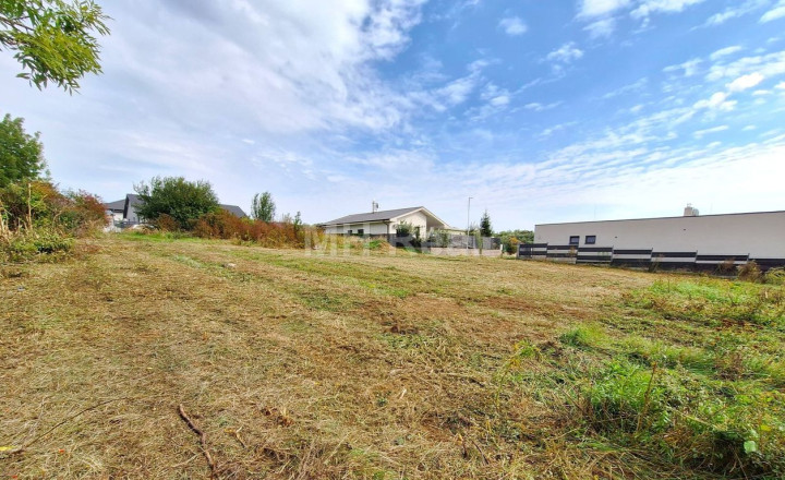 VAJKOVCE - pekný stavebný pozemok o výmere 898 m²