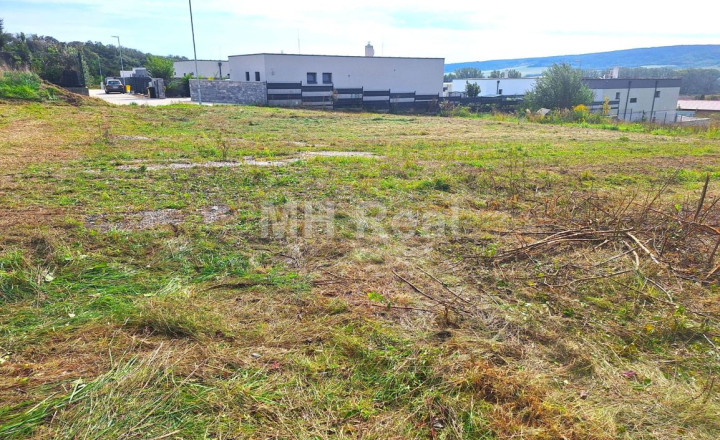 VAJKOVCE - pekný stavebný pozemok o výmere 898 m² - fotografia 4