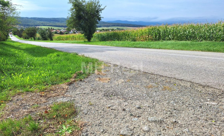 VAJKOVCE - pekný stavebný pozemok o výmere 898 m² - fotografia 5