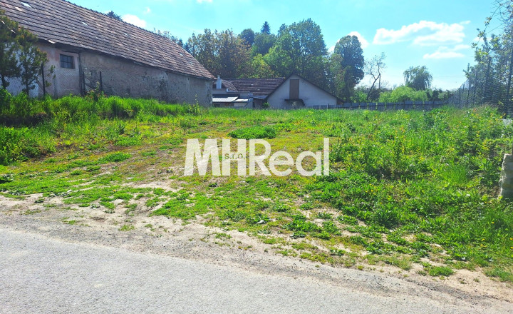 BAČKOVÍK - pekný, rovinatý pozemok so Stavebným povolením