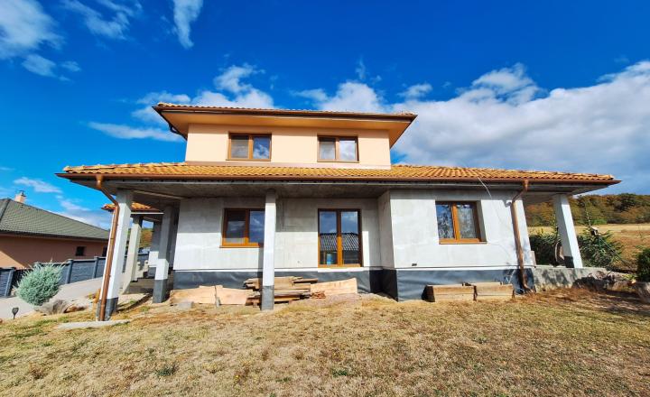 Pripravujeme HODKOVCE - rodinný dom s garážou Tichá lokalita - fotografia 1