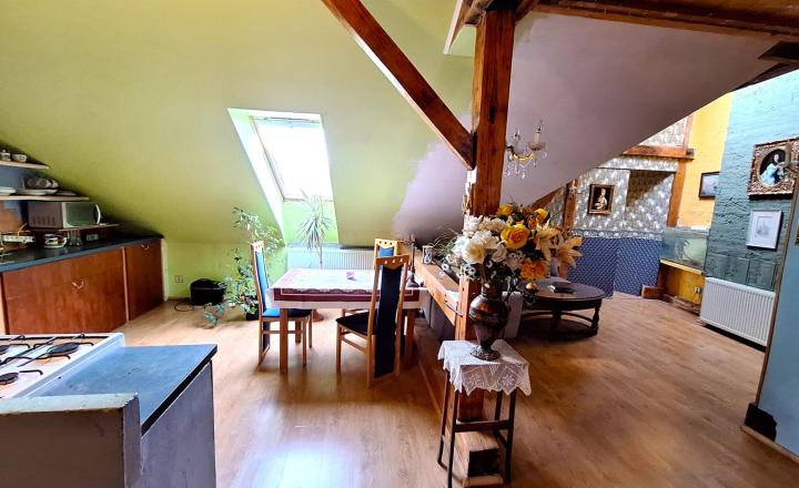 ul. KOMENSKÉHO - tehlový podkrovný byt 106 m²  v blízkosti Centa mesta - fotografia 3