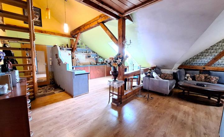 ul. KOMENSKÉHO - tehlový podkrovný byt 106 m²  v blízkosti Centa mesta - fotografia 2