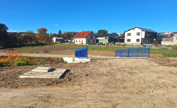 CHRASTNÉ - stavebný pozemok pekná, tichá lokalita - fotografia 5