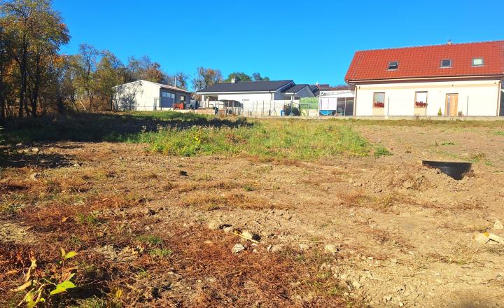 CHRASTNÉ - stavebný pozemok pekná, tichá lokalita - fotografia 1