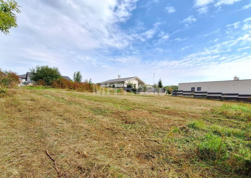 VAJKOVCE - pekný stavebný pozemok o výmere 898 m²